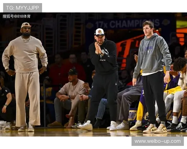 里夫斯精准传球助攻詹姆斯轻松上篮打板得分精彩瞬间